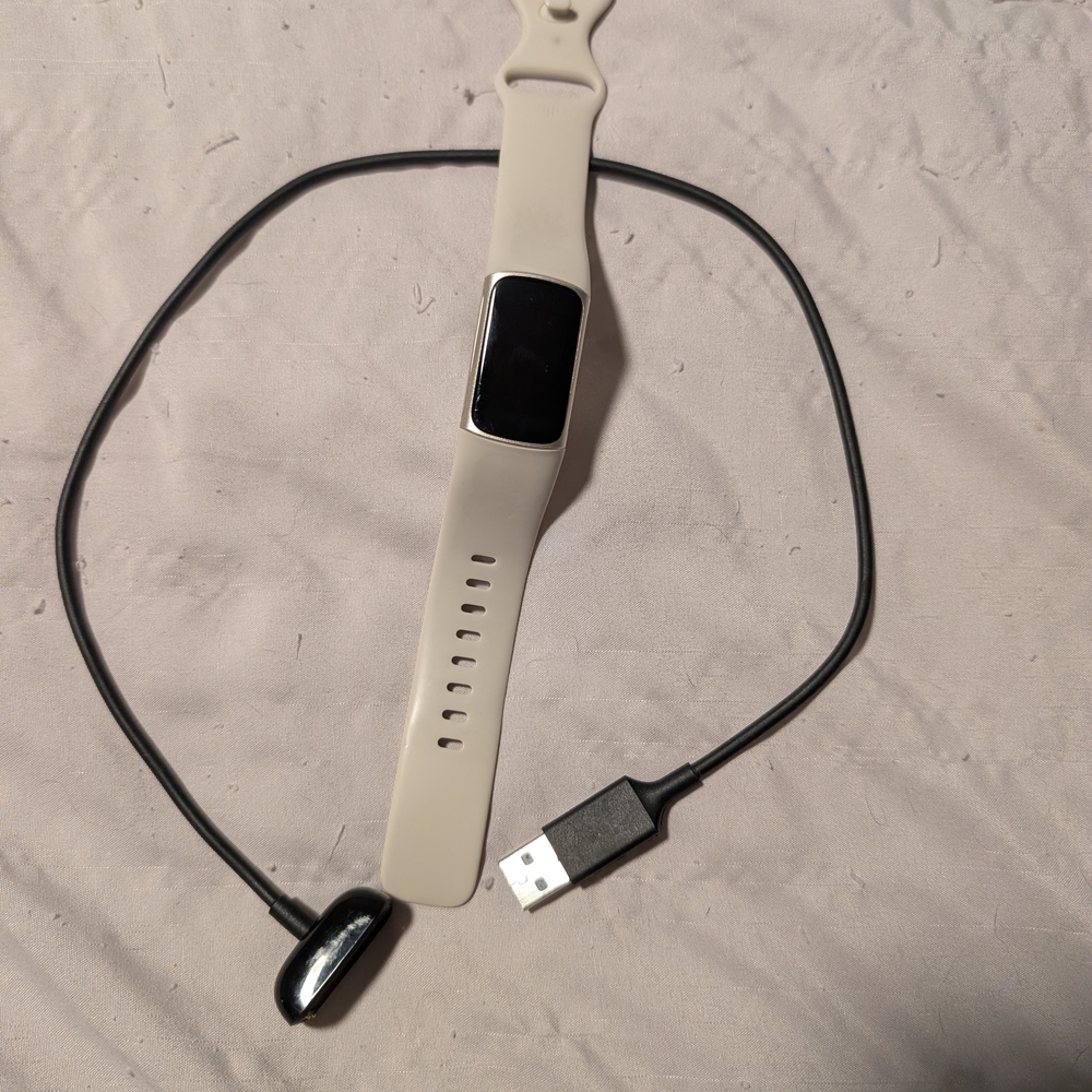 Fitbit Charge 5 Smartwatch with Cream Band